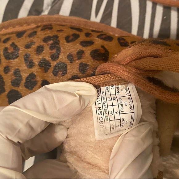 PREOWNED CALF HAIR leopard UGGS - Picture 6 of 6